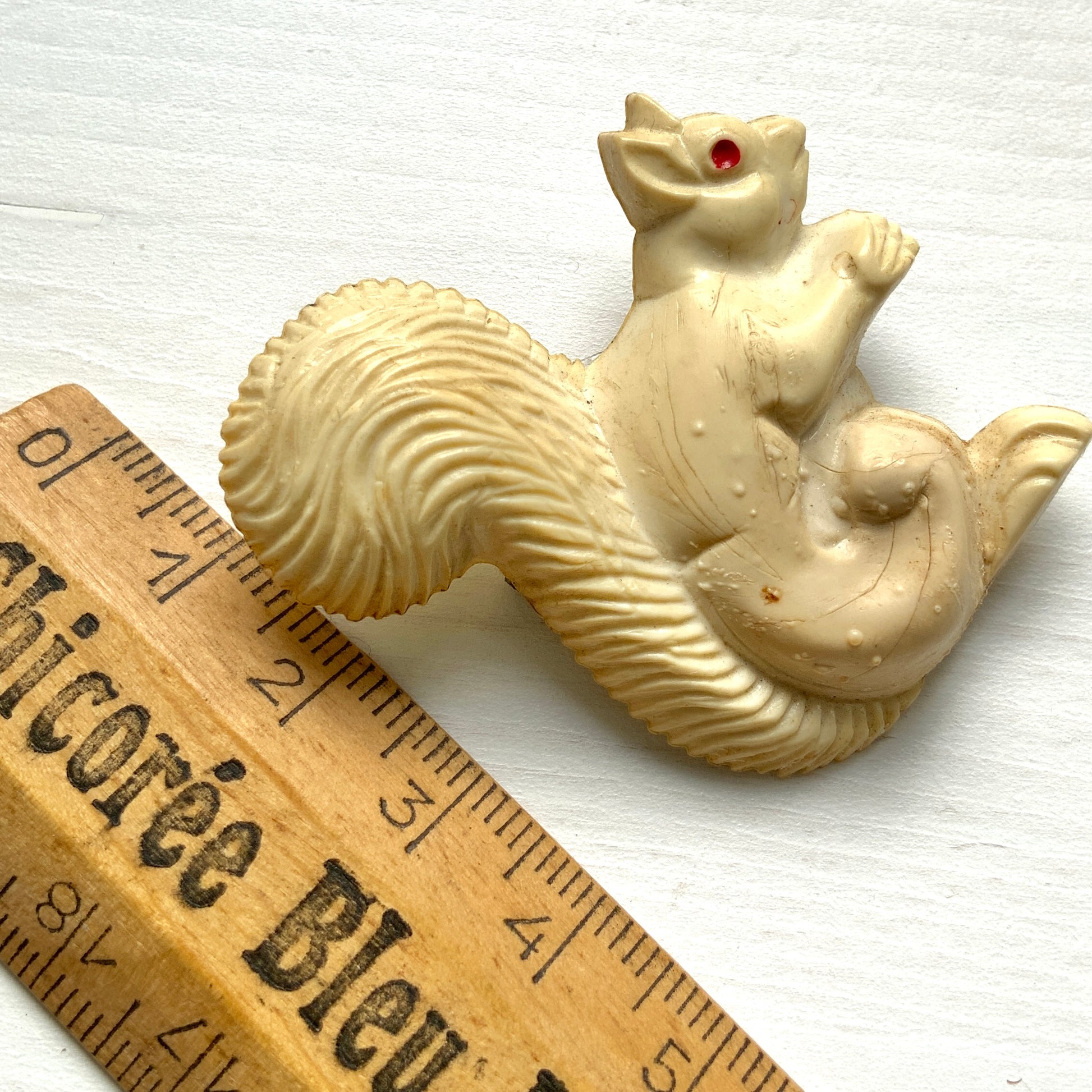 A charming white celluloid squirrel brooch with a softly rounded body. ふっくらとしたボディが愛らしい、白いセルロイド製のリスのブローチ。