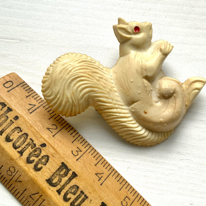 A charming white celluloid squirrel brooch with a softly rounded body. ふっくらとしたボディが愛らしい、白いセルロイド製のリスのブローチ。