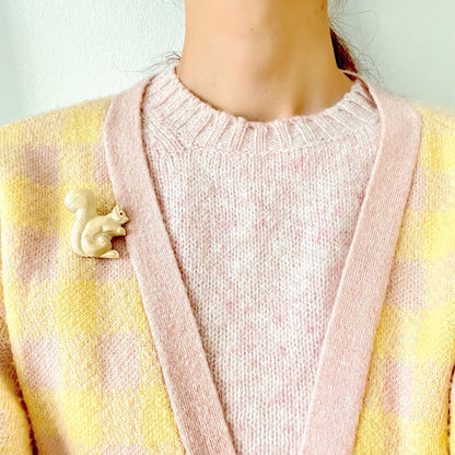 A charming white celluloid squirrel brooch with a softly rounded body. ふっくらとしたボディが愛らしい、白いセルロイド製のリスのブローチ。