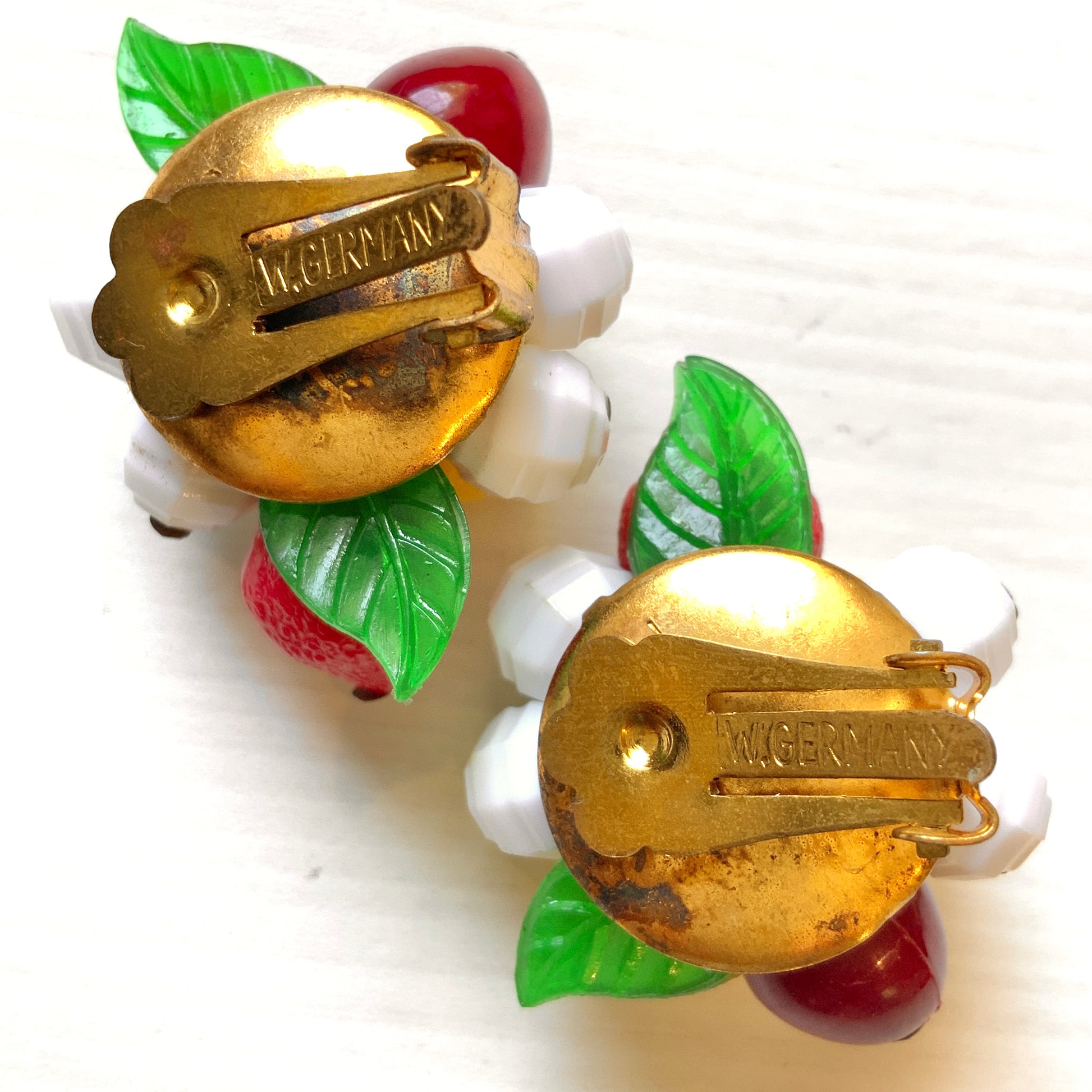 Vintage West Germany kitsch fruit bead clip earrings.  西ドイツ製のキッチュなフルーツビーズのイヤリング。 