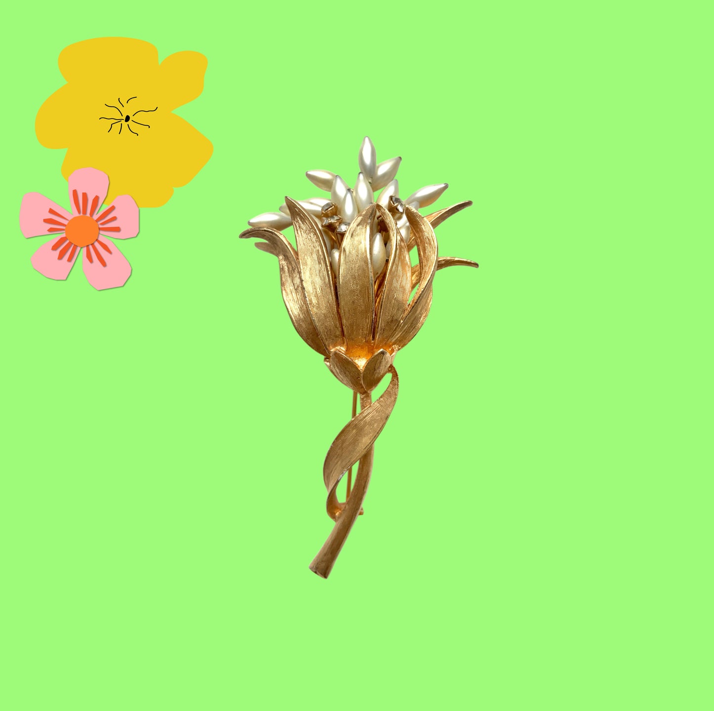 A vintage floral brooch featuring beautiful gold tones and glass pearls. ゴールドトーンとグラスパールが美しいフラワーモチーフのヴィンテージブローチ。