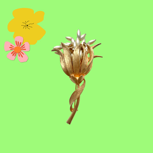 A vintage floral brooch featuring beautiful gold tones and glass pearls. ゴールドトーンとグラスパールが美しいフラワーモチーフのヴィンテージブローチ。
