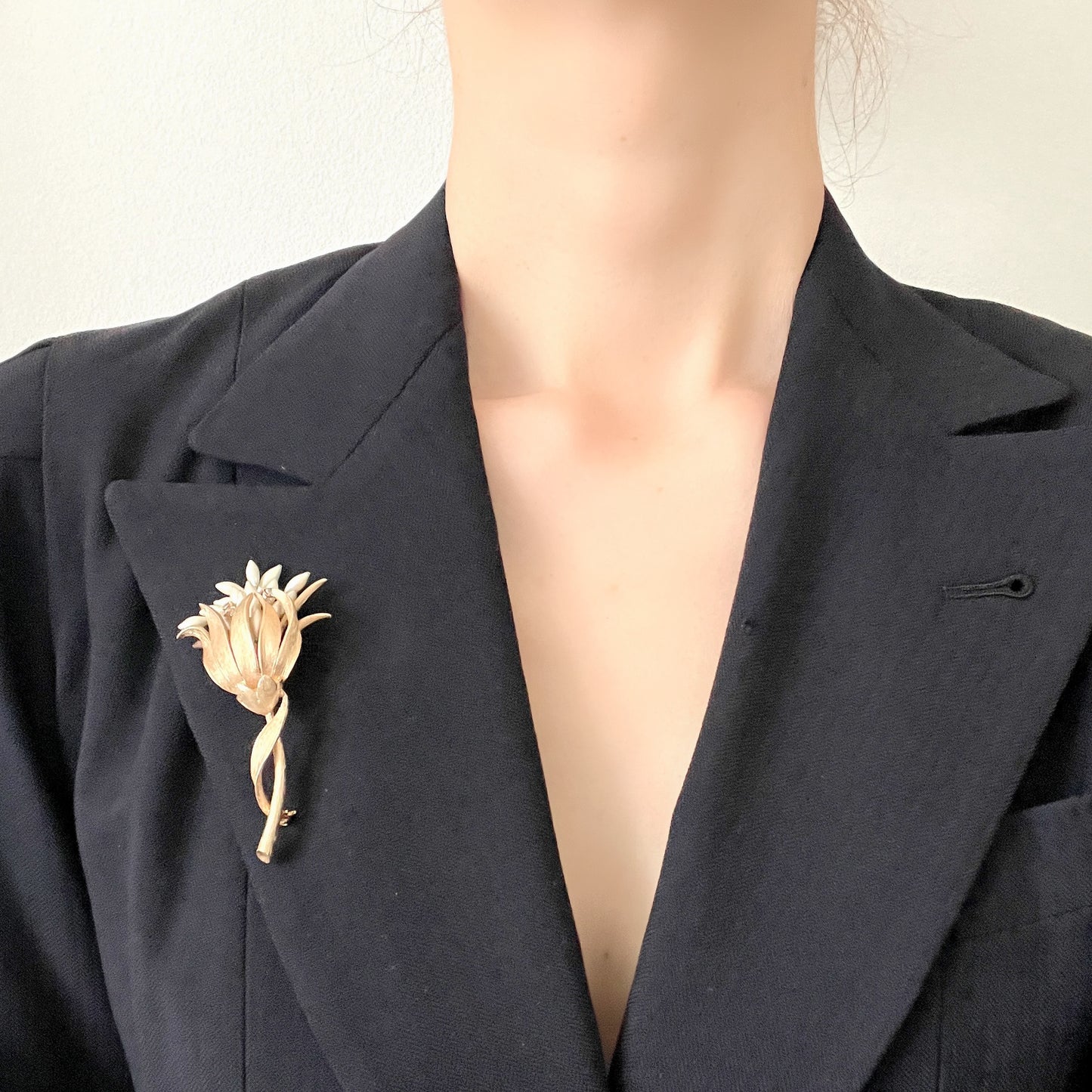 A vintage floral brooch featuring beautiful gold tones and glass pearls. ゴールドトーンとグラスパールが美しいフラワーモチーフのヴィンテージブローチ。