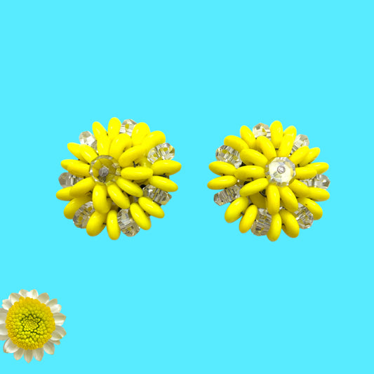 Laguna clip-on earrings featuring vibrant neon yellow beads paired with faceted clear glass accents. 鮮やかなネオンイエローとクリアビーズを組み合わせた、Lagunaのクリップイヤリング。