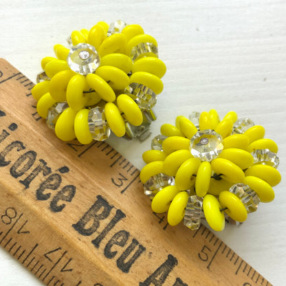 Laguna clip-on earrings featuring vibrant neon yellow beads paired with faceted clear glass accents. 鮮やかなネオンイエローとクリアビーズを組み合わせた、Lagunaのクリップイヤリング。