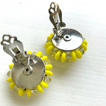 Laguna clip-on earrings featuring vibrant neon yellow beads paired with faceted clear glass accents. 鮮やかなネオンイエローとクリアビーズを組み合わせた、Lagunaのクリップイヤリング。