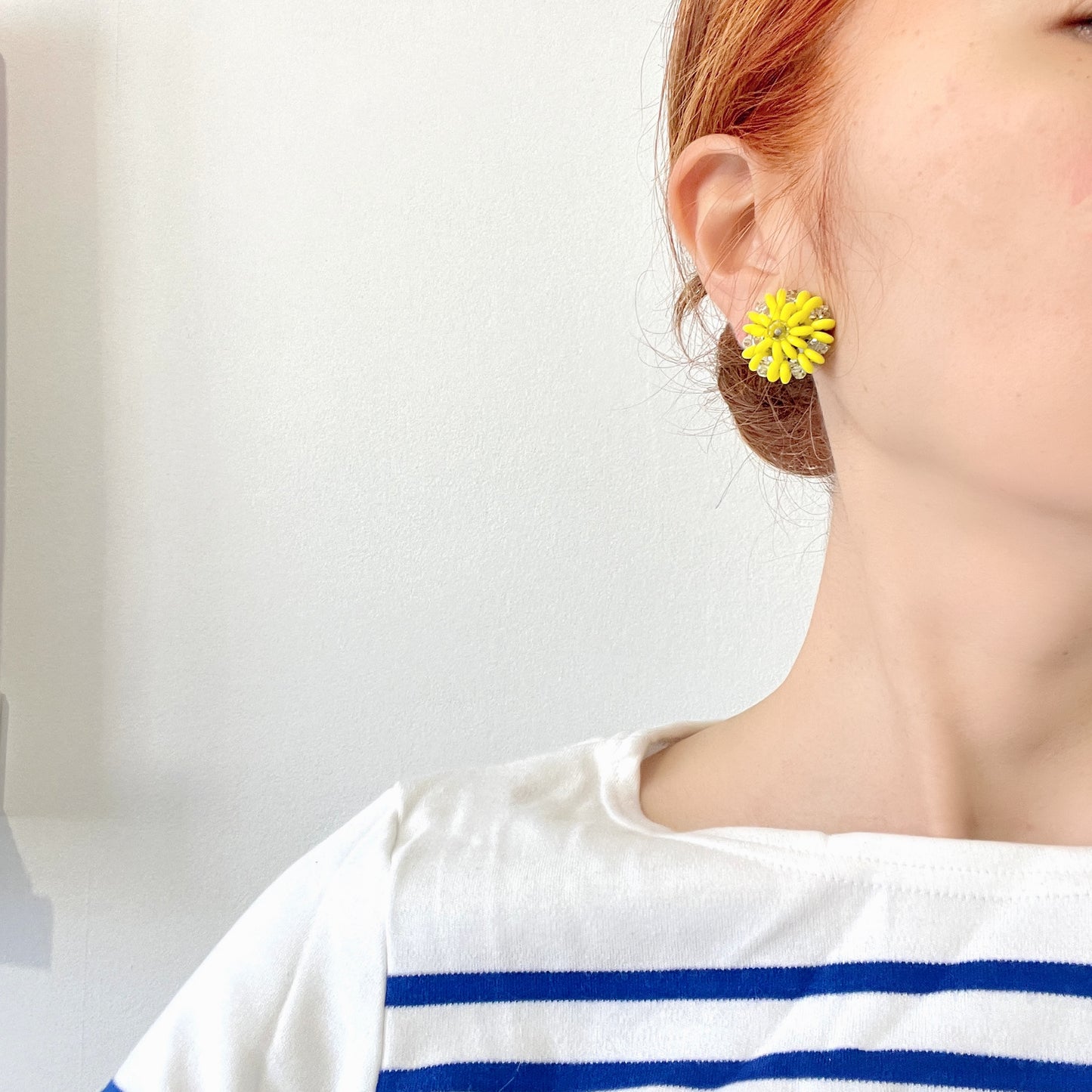 Laguna clip-on earrings featuring vibrant neon yellow beads paired with faceted clear glass accents. 鮮やかなネオンイエローとクリアビーズを組み合わせた、Lagunaのクリップイヤリング。