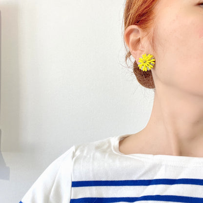 Laguna clip-on earrings featuring vibrant neon yellow beads paired with faceted clear glass accents. 鮮やかなネオンイエローとクリアビーズを組み合わせた、Lagunaのクリップイヤリング。