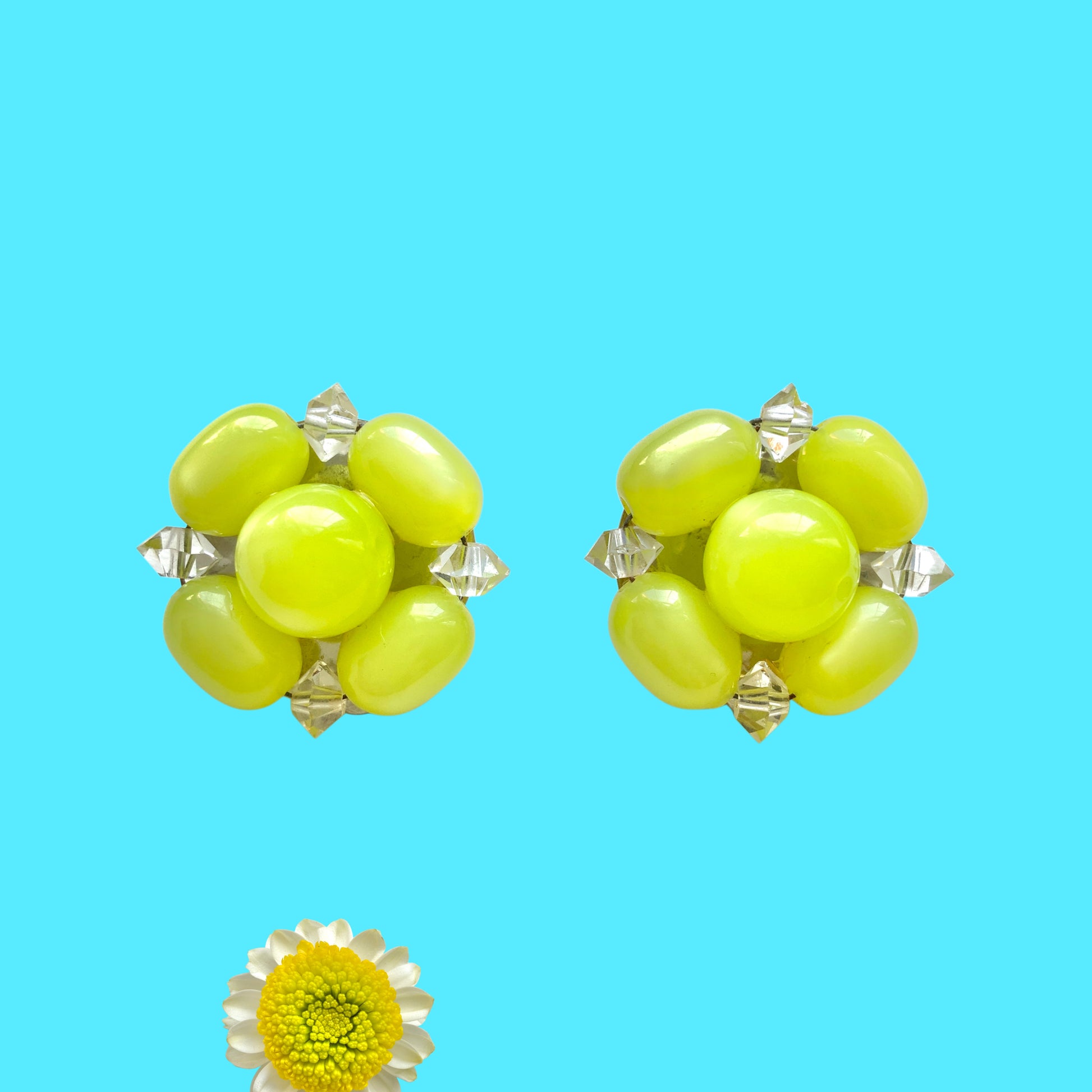 Lisner clip-on earrings featuring vibrant lemon yellow beads. 鮮やかなレモンイエローのビーズを使用した、Lisnerのクリップイヤリング。