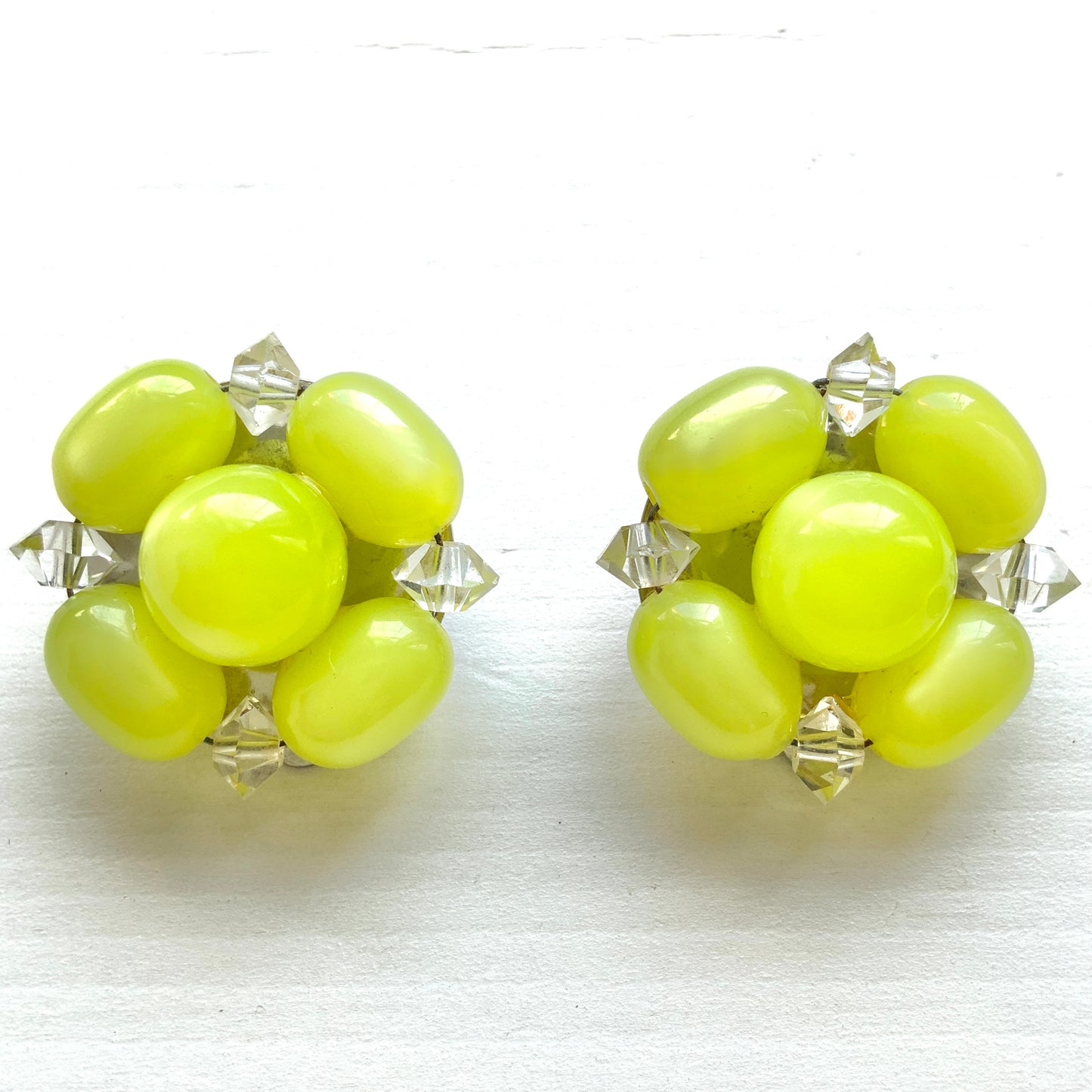 Lisner clip-on earrings featuring vibrant lemon yellow beads. 鮮やかなレモンイエローのビーズを使用した、Lisnerのクリップイヤリング。