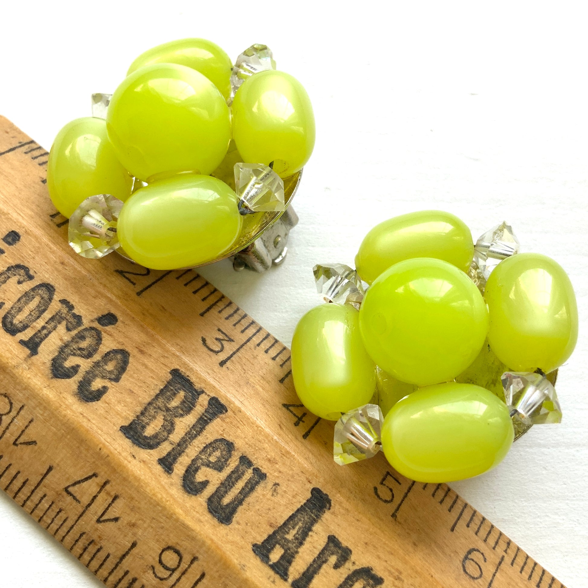 Lisner clip-on earrings featuring vibrant lemon yellow beads. 鮮やかなレモンイエローのビーズを使用した、Lisnerのクリップイヤリング。
