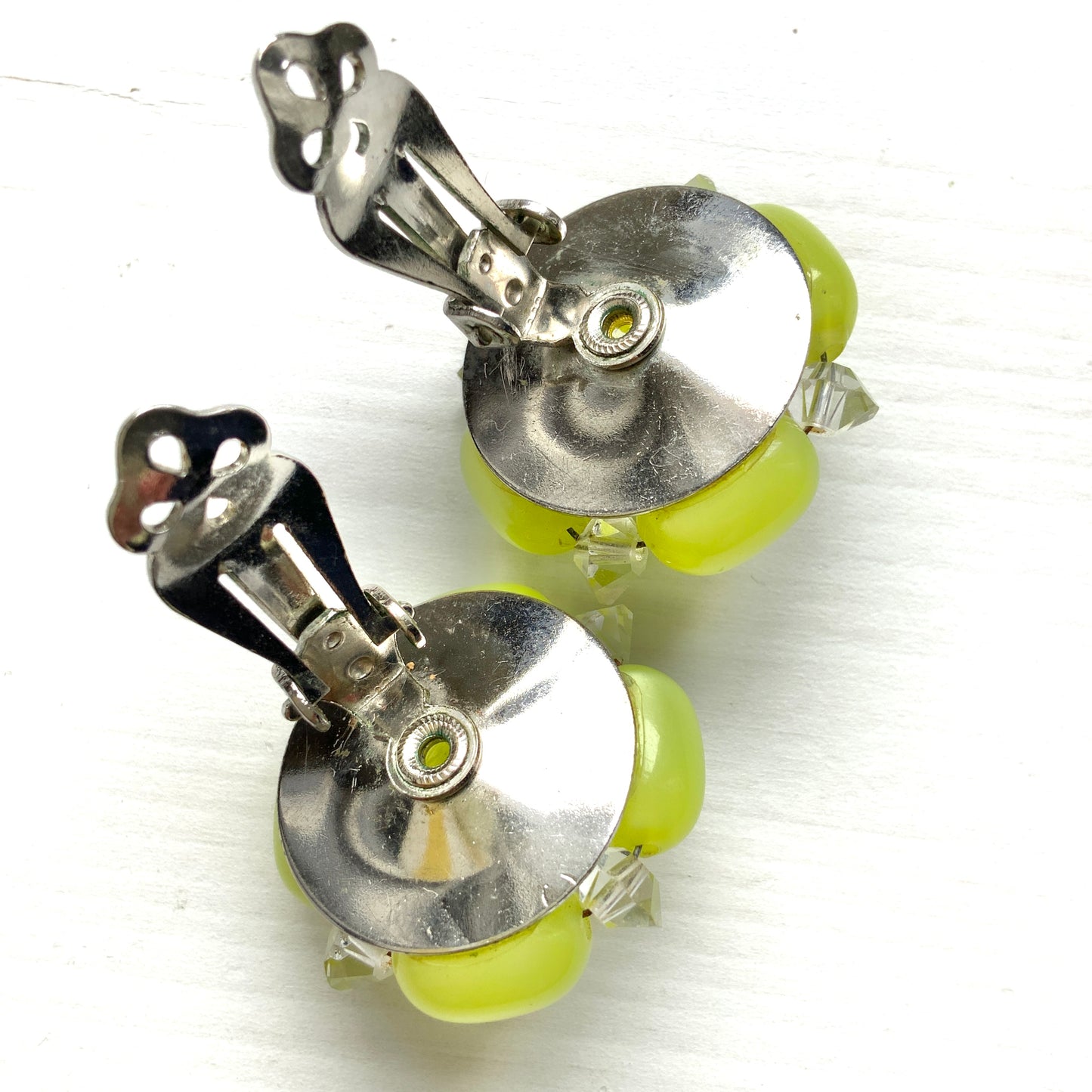 Lisner clip-on earrings featuring vibrant lemon yellow beads. 鮮やかなレモンイエローのビーズを使用した、Lisnerのクリップイヤリング。