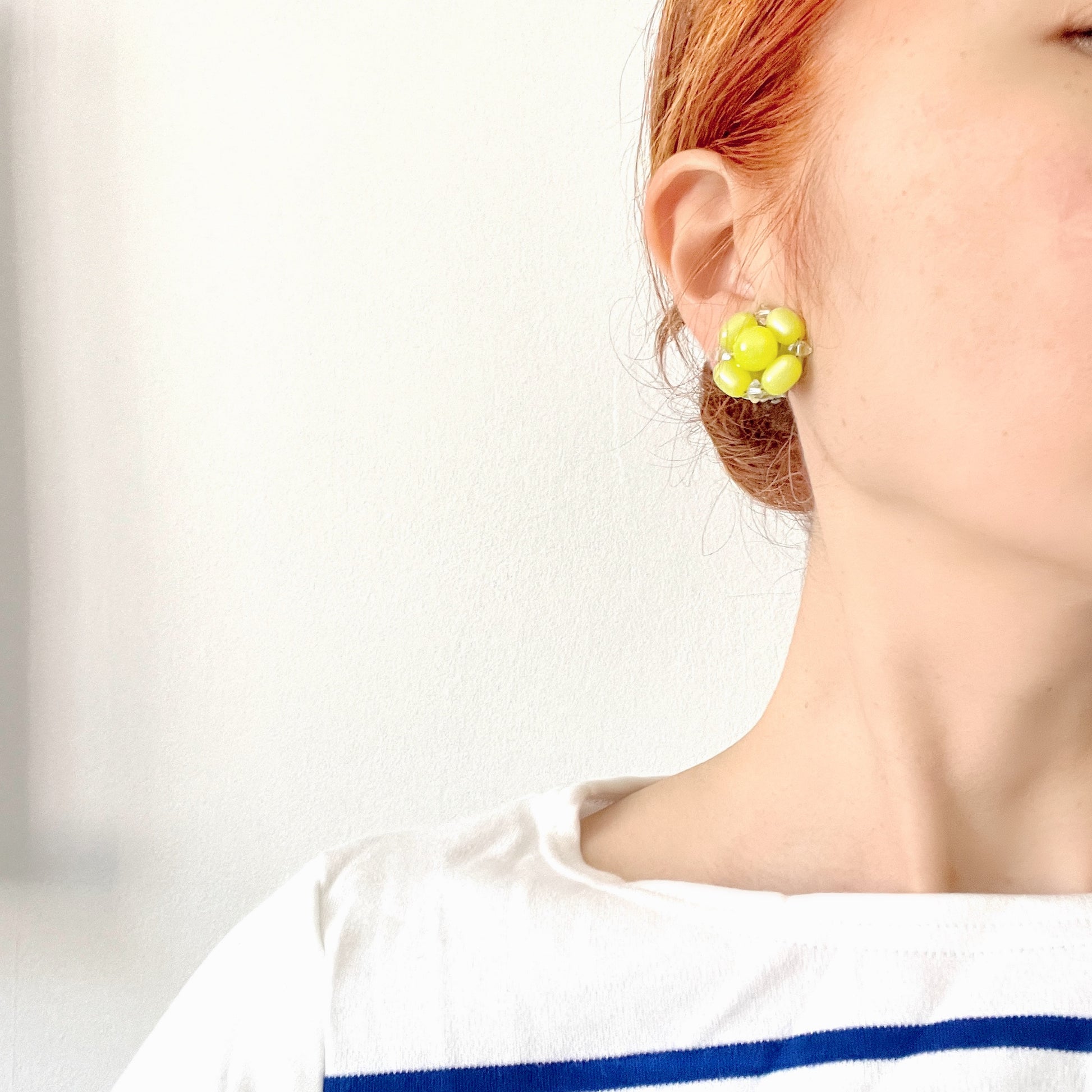 Lisner clip-on earrings featuring vibrant lemon yellow beads. 鮮やかなレモンイエローのビーズを使用した、Lisnerのクリップイヤリング。