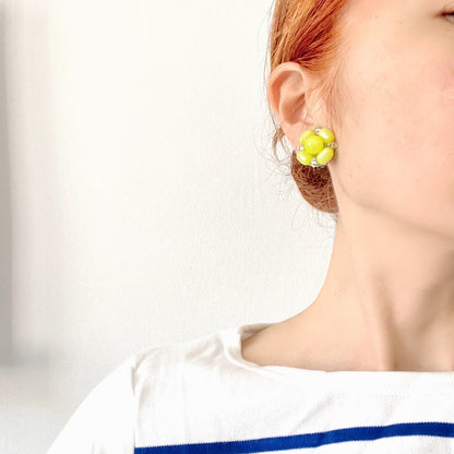 Lisner clip-on earrings featuring vibrant lemon yellow beads. 鮮やかなレモンイエローのビーズを使用した、Lisnerのクリップイヤリング。
