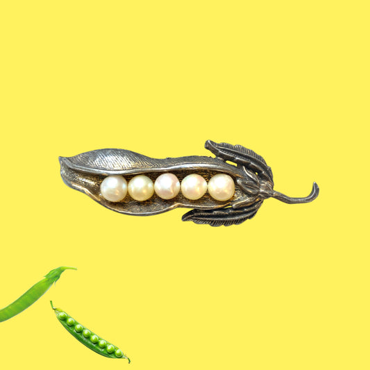 A vintage pea pod brooch set with real pearls. 本物のパールをあしらったえんどう豆モチーフのヴィンテージブローチ。