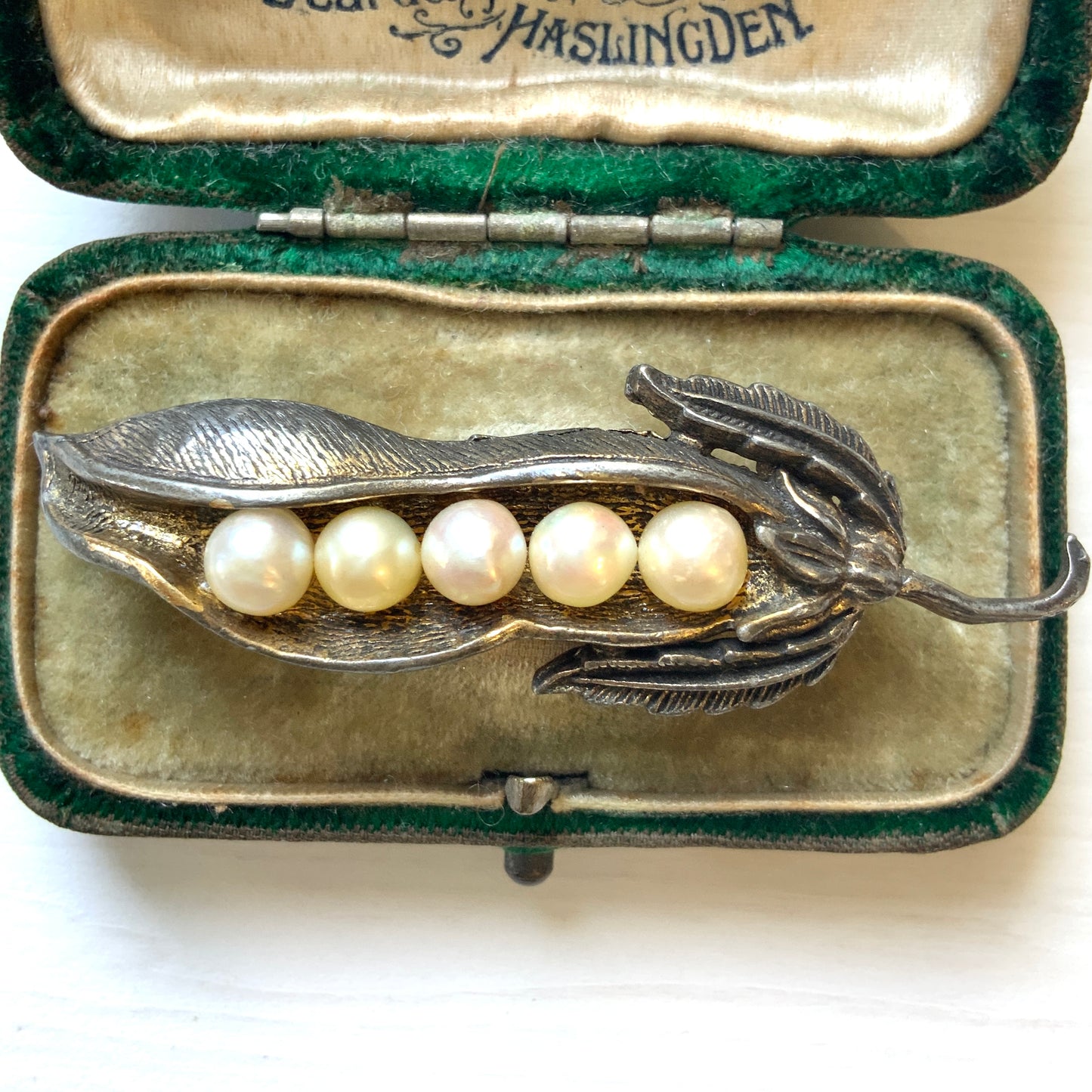 A vintage pea pod brooch set with real pearls. 本物のパールをあしらったえんどう豆モチーフのヴィンテージブローチ。