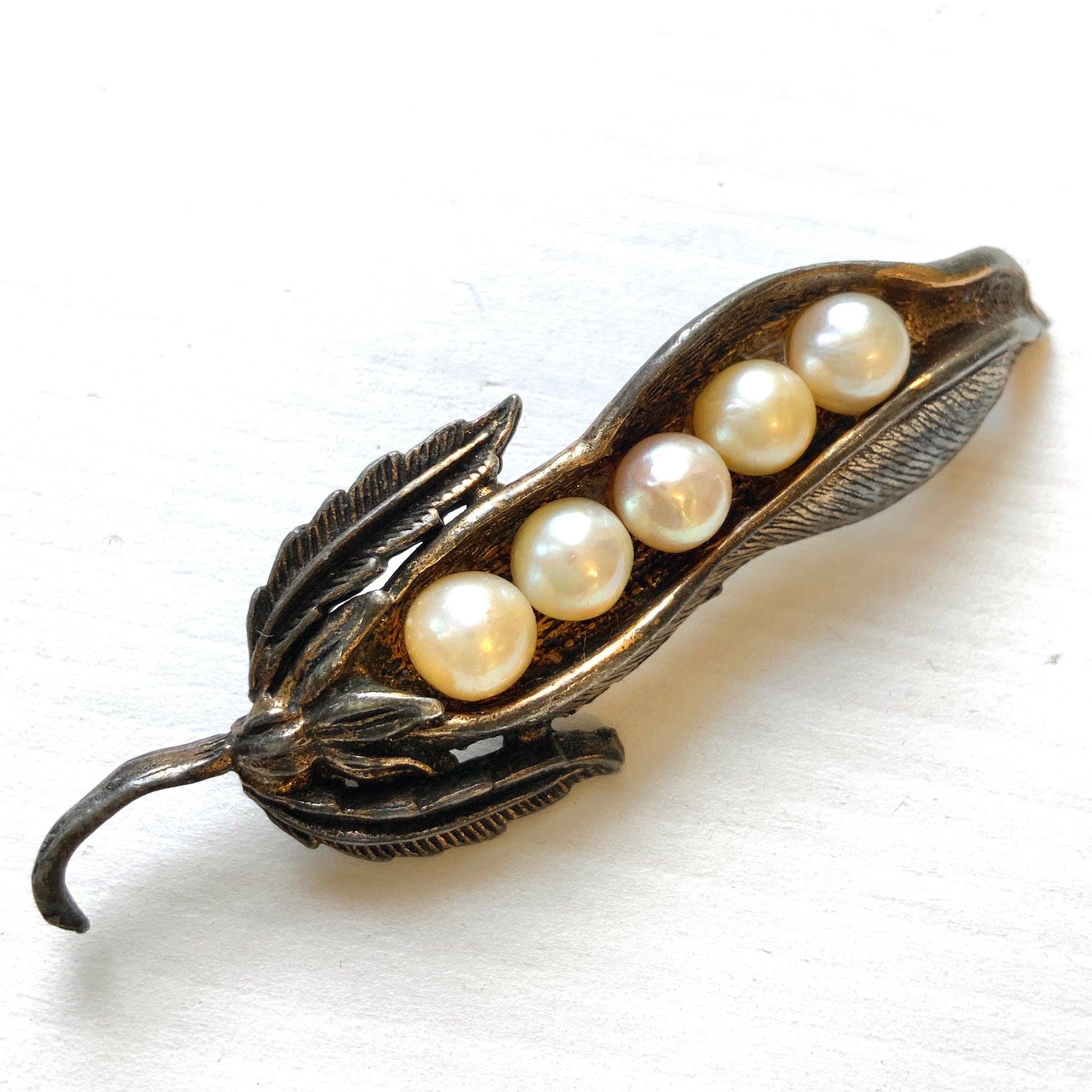 A vintage pea pod brooch set with real pearls. 本物のパールをあしらったえんどう豆モチーフのヴィンテージブローチ。
