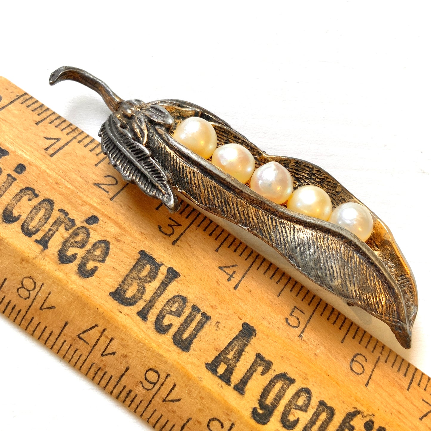 A vintage pea pod brooch set with real pearls. 本物のパールをあしらったえんどう豆モチーフのヴィンテージブローチ。
