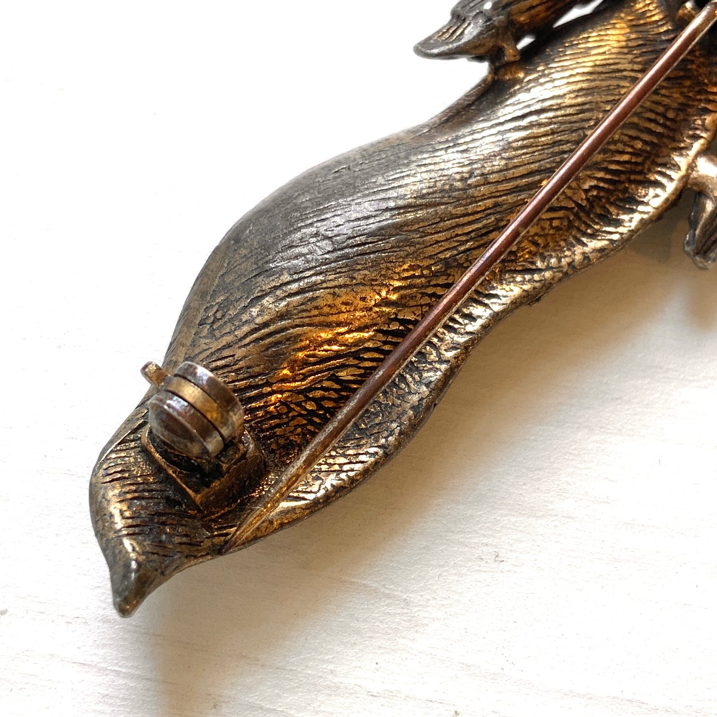 A vintage pea pod brooch set with real pearls. 本物のパールをあしらったえんどう豆モチーフのヴィンテージブローチ。