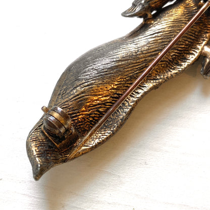 A vintage pea pod brooch set with real pearls. 本物のパールをあしらったえんどう豆モチーフのヴィンテージブローチ。