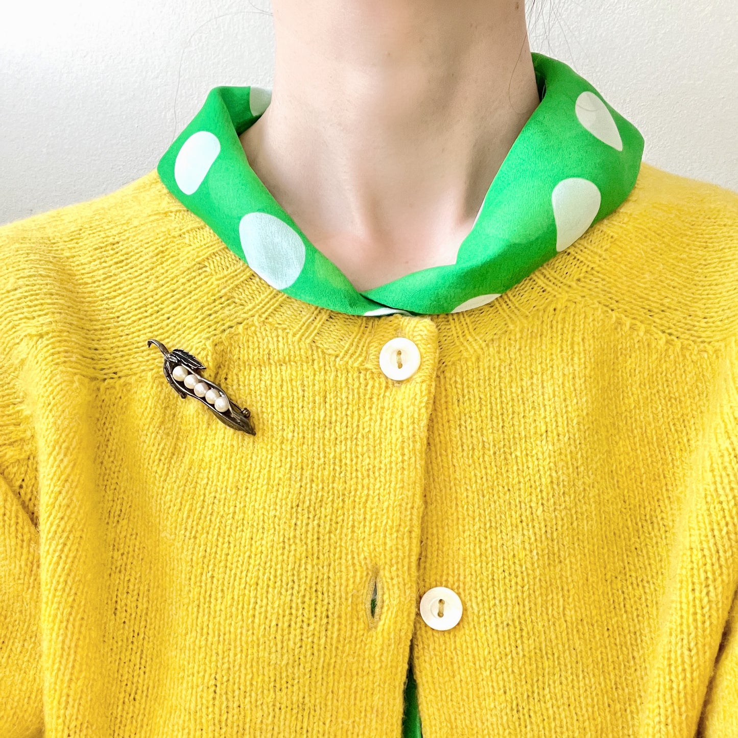 A vintage pea pod brooch set with real pearls. 本物のパールをあしらったえんどう豆モチーフのヴィンテージブローチ。
