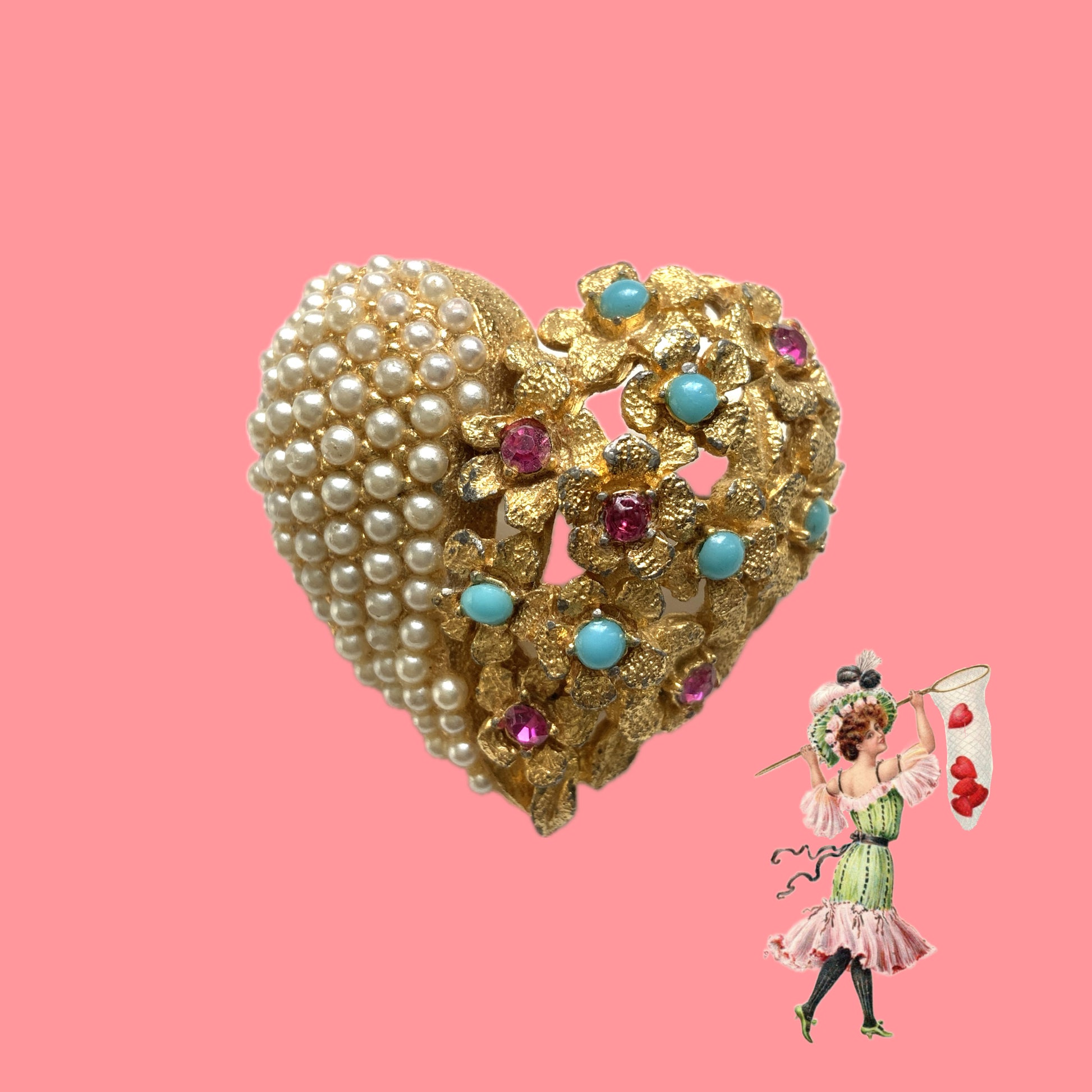 A gold-tone heart brooch featuring delicate floral motifs and seed pearls.  ゴールドトーンのお花とシードパールを組み合わせた、ハートモチーフのブローチ。 