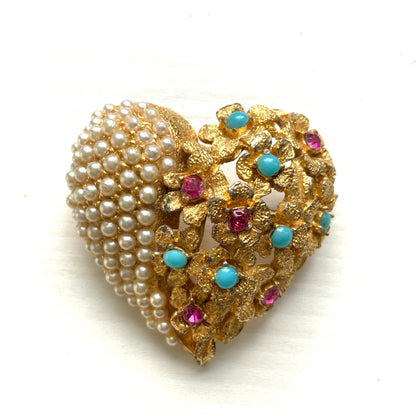 A gold-tone heart brooch featuring delicate floral motifs and seed pearls.  ゴールドトーンのお花とシードパールを組み合わせた、ハートモチーフのブローチ。 