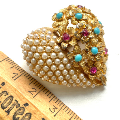 A gold-tone heart brooch featuring delicate floral motifs and seed pearls.  ゴールドトーンのお花とシードパールを組み合わせた、ハートモチーフのブローチ。 