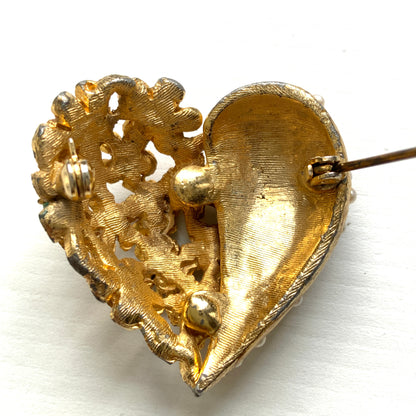 A gold-tone heart brooch featuring delicate floral motifs and seed pearls.  ゴールドトーンのお花とシードパールを組み合わせた、ハートモチーフのブローチ。 