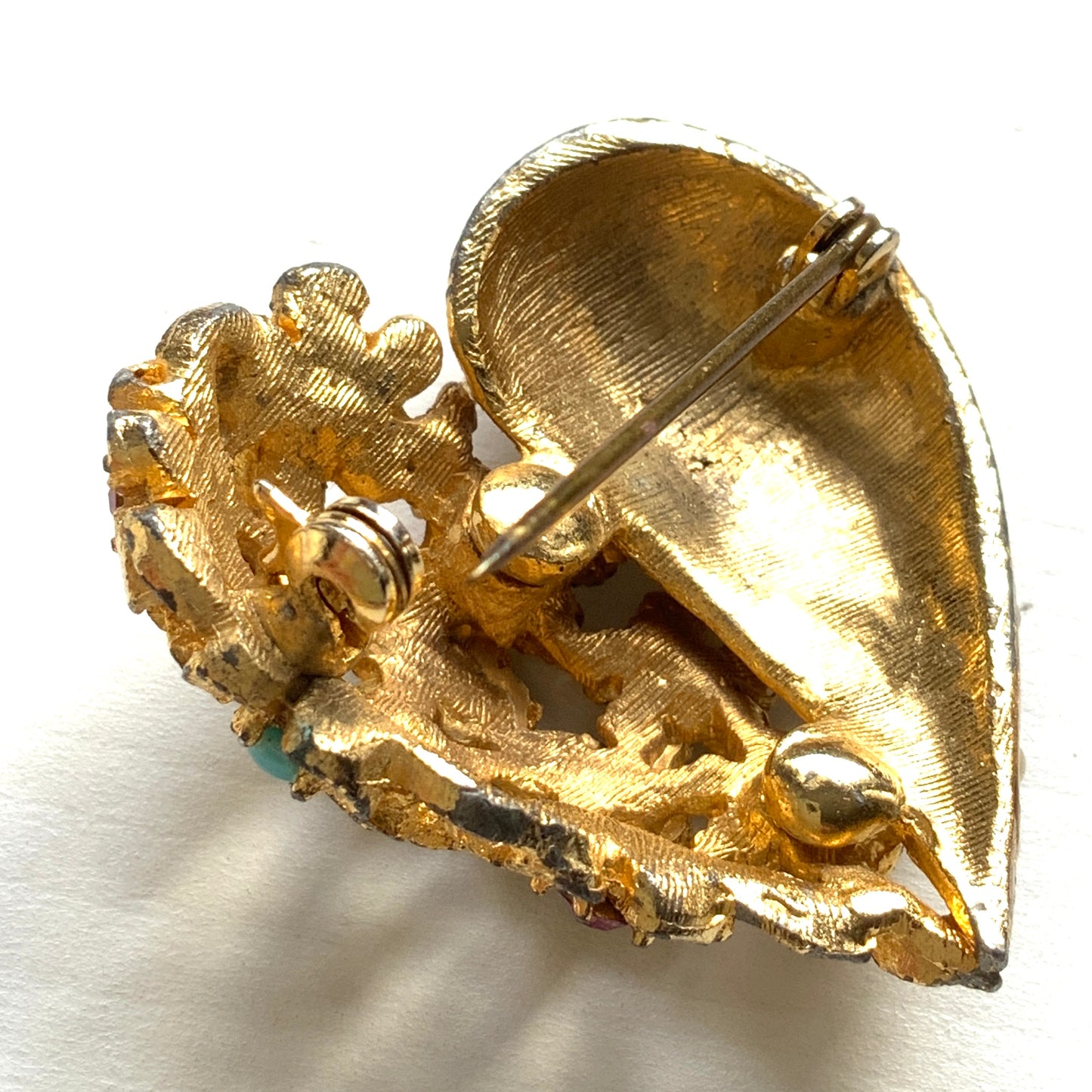 A gold-tone heart brooch featuring delicate floral motifs and seed pearls.  ゴールドトーンのお花とシードパールを組み合わせた、ハートモチーフのブローチ。 