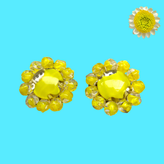 Vibrant neon yellow givre glass clip-on earrings. 鮮やかなネオンイエローのジーブルガラスのクリップイヤリング。 