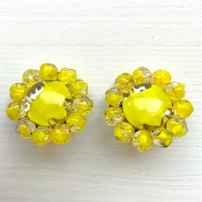 Vibrant neon yellow givre glass clip-on earrings. 鮮やかなネオンイエローのジーブルガラスのクリップイヤリング。 