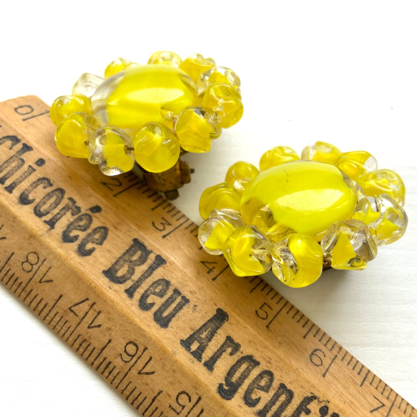 Vibrant neon yellow givre glass clip-on earrings. 鮮やかなネオンイエローのジーブルガラスのクリップイヤリング。 