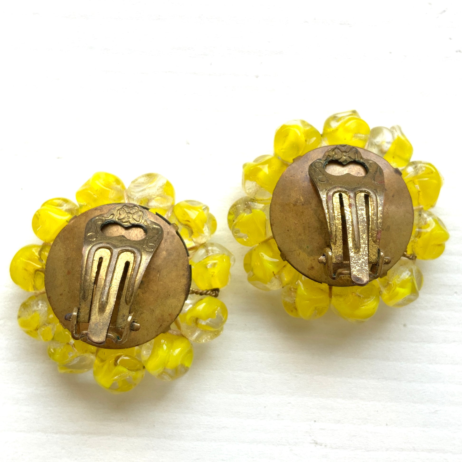 Vibrant neon yellow givre glass clip-on earrings. 鮮やかなネオンイエローのジーブルガラスのクリップイヤリング。 