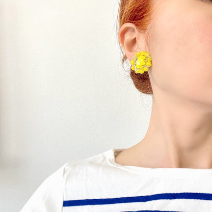 Vibrant neon yellow givre glass clip-on earrings. 鮮やかなネオンイエローのジーブルガラスのクリップイヤリング。 