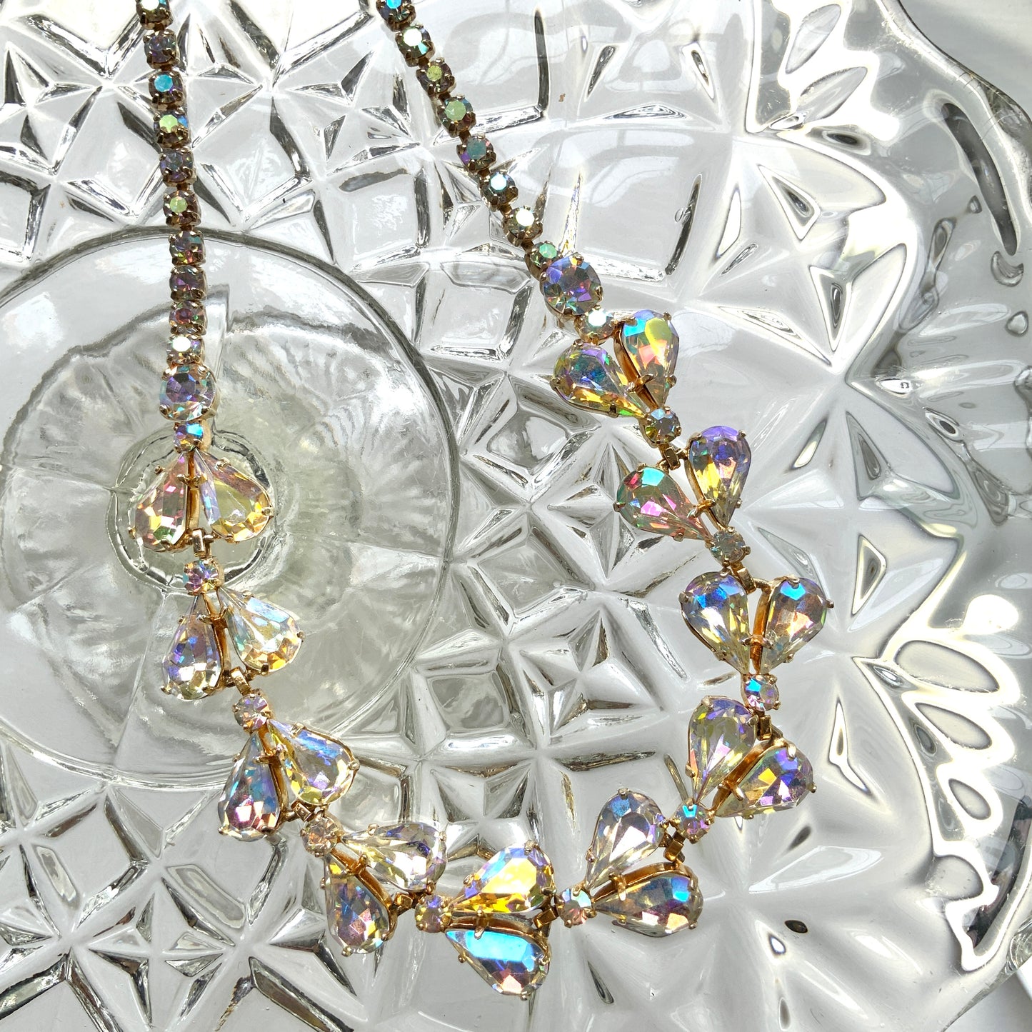  A beautiful choker necklace featuring a row of large, high-quality teardrop-cut aurora borealis rhinestones. ティアドロップのオーロラストーンが連なったチョーカーネックレス。