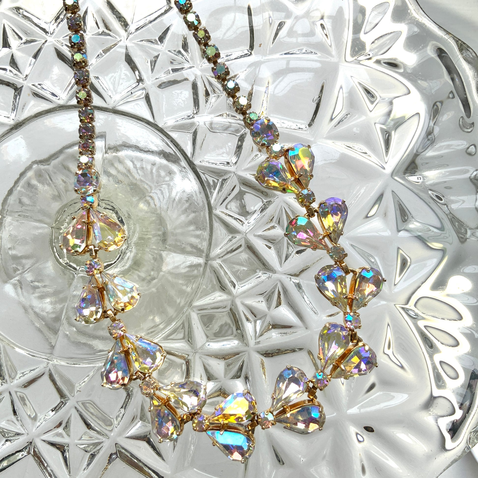  A beautiful choker necklace featuring a row of large, high-quality teardrop-cut aurora borealis rhinestones. ティアドロップのオーロラストーンが連なったチョーカーネックレス。