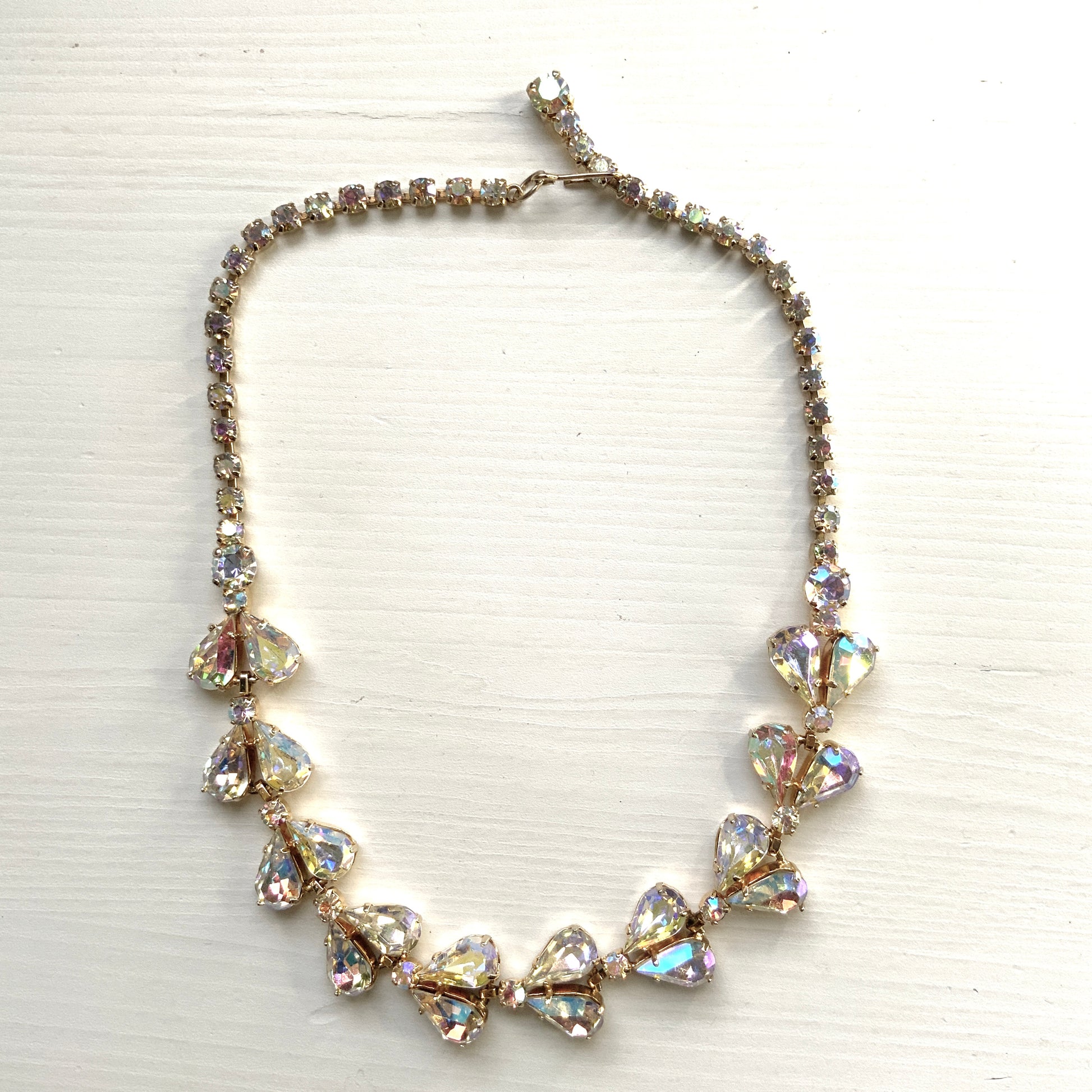  A beautiful choker necklace featuring a row of large, high-quality teardrop-cut aurora borealis rhinestones. ティアドロップのオーロラストーンが連なったチョーカーネックレス。