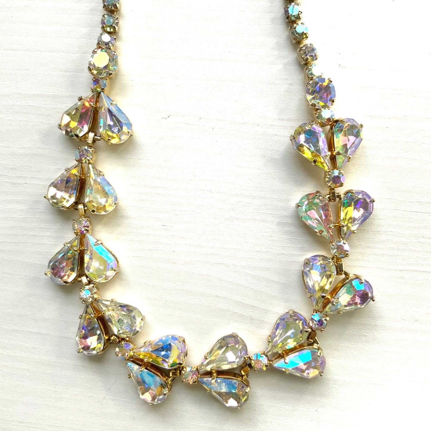  A beautiful choker necklace featuring a row of large, high-quality teardrop-cut aurora borealis rhinestones. ティアドロップのオーロラストーンが連なったチョーカーネックレス。