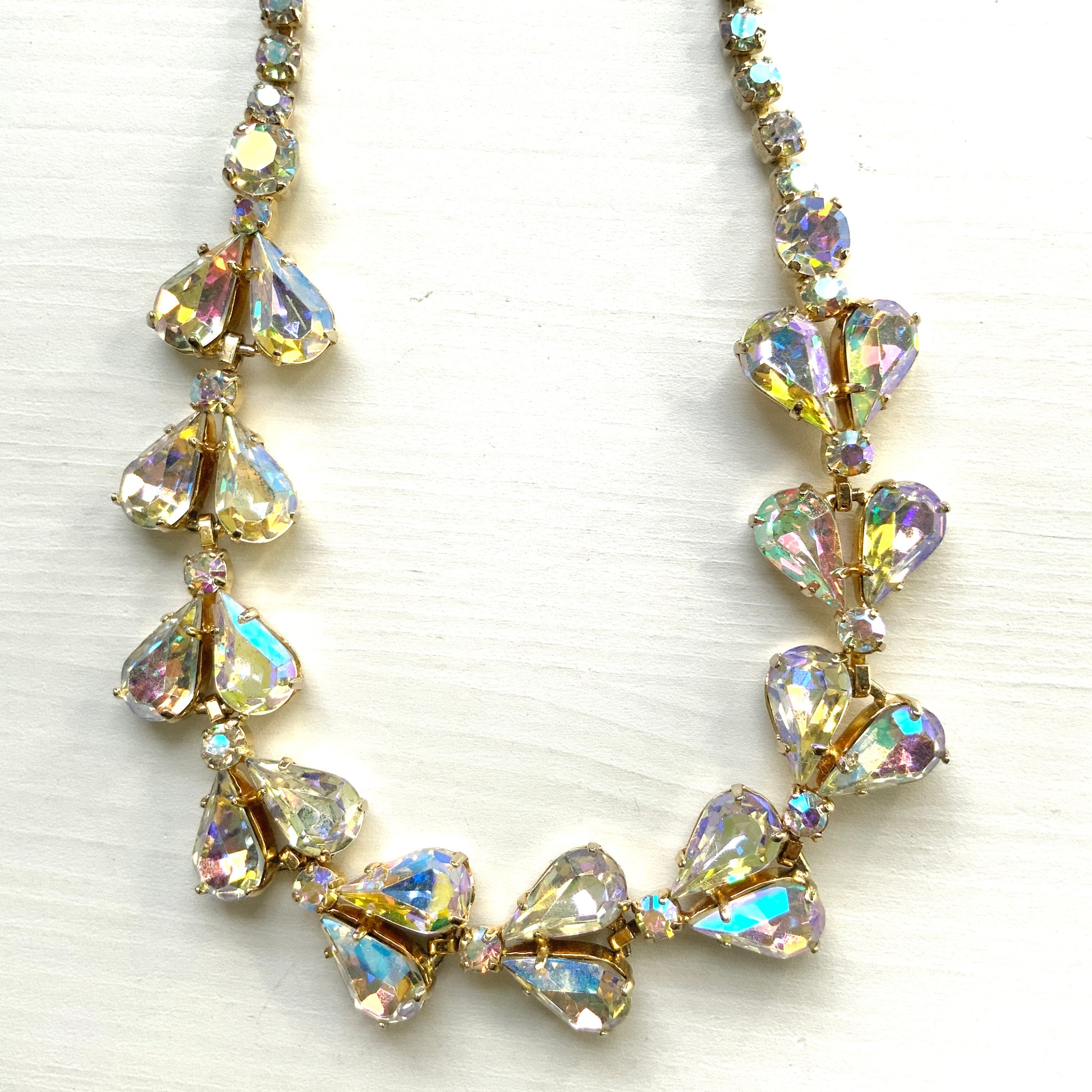  A beautiful choker necklace featuring a row of large, high-quality teardrop-cut aurora borealis rhinestones. ティアドロップのオーロラストーンが連なったチョーカーネックレス。