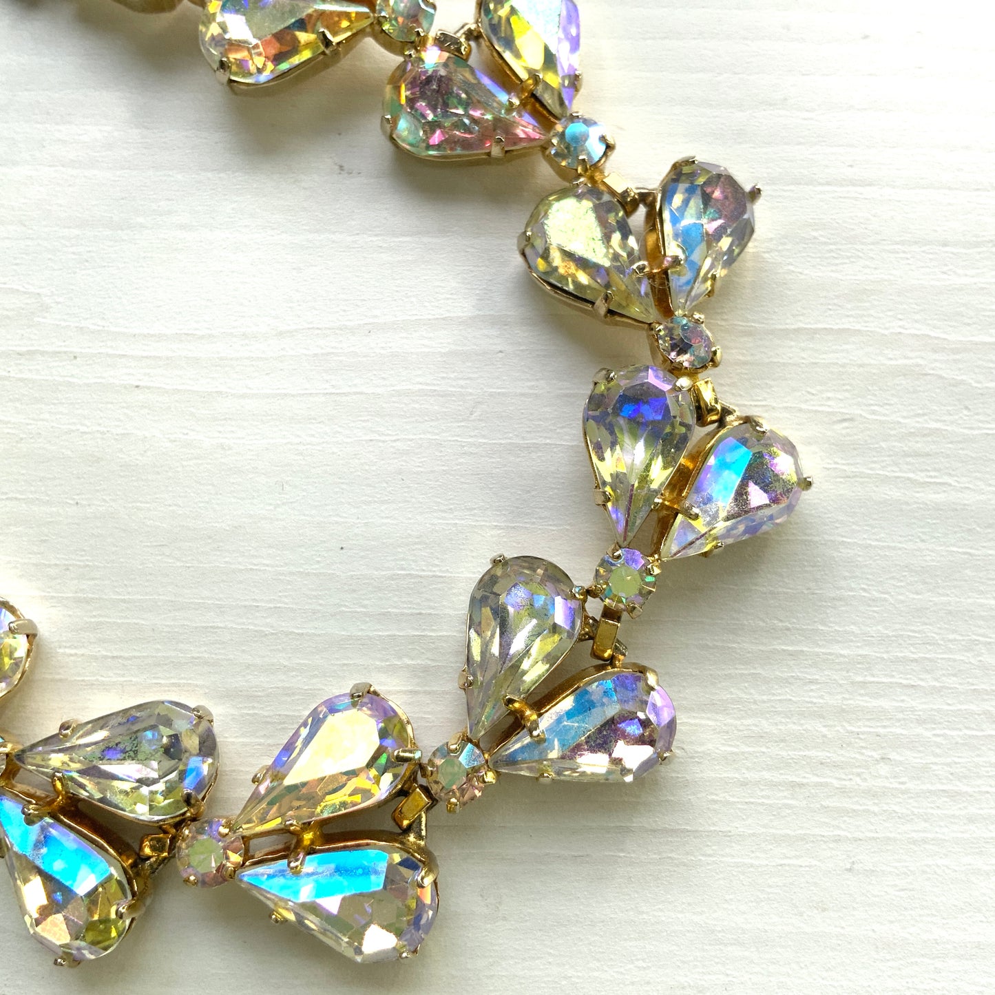  A beautiful choker necklace featuring a row of large, high-quality teardrop-cut aurora borealis rhinestones. ティアドロップのオーロラストーンが連なったチョーカーネックレス。