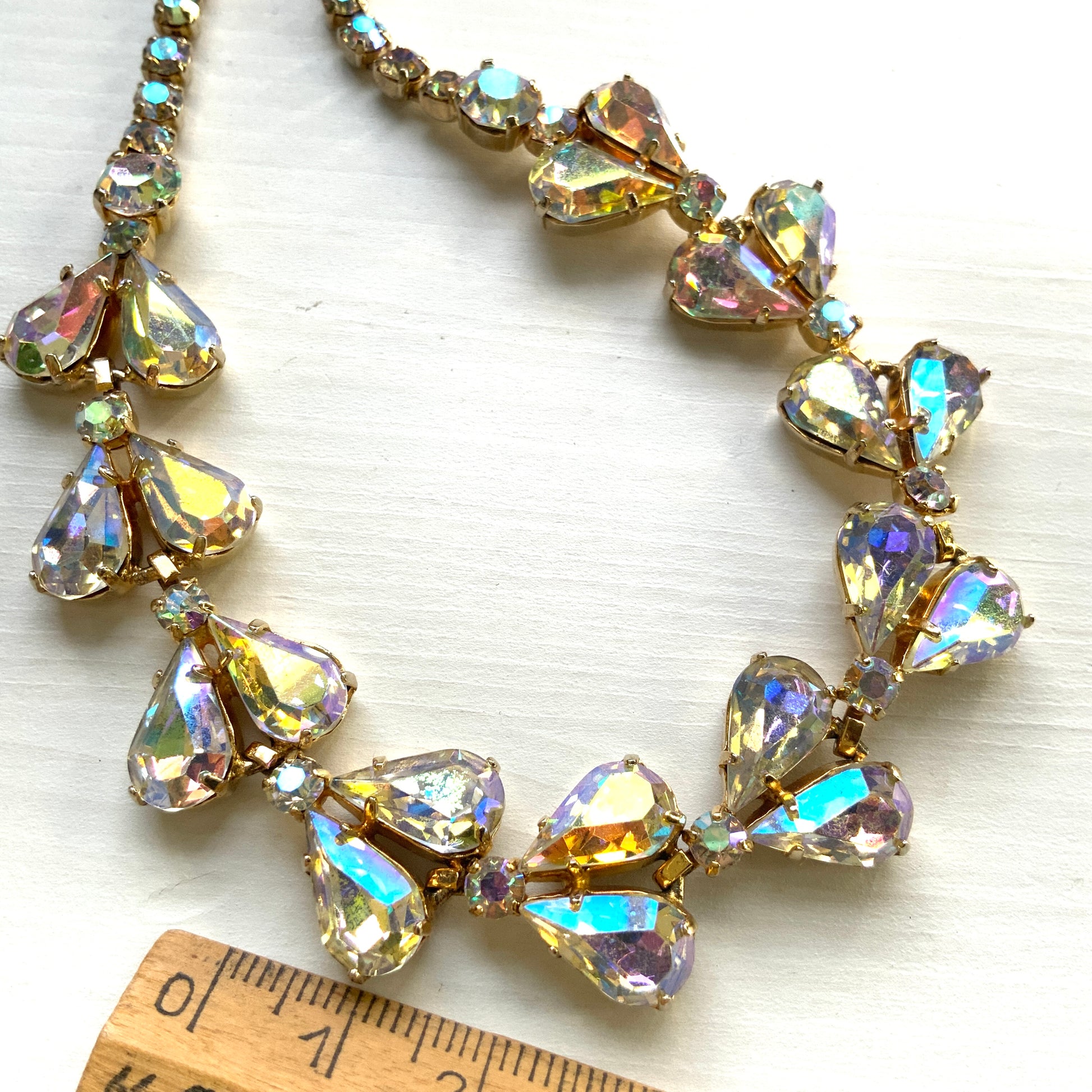  A beautiful choker necklace featuring a row of large, high-quality teardrop-cut aurora borealis rhinestones. ティアドロップのオーロラストーンが連なったチョーカーネックレス。