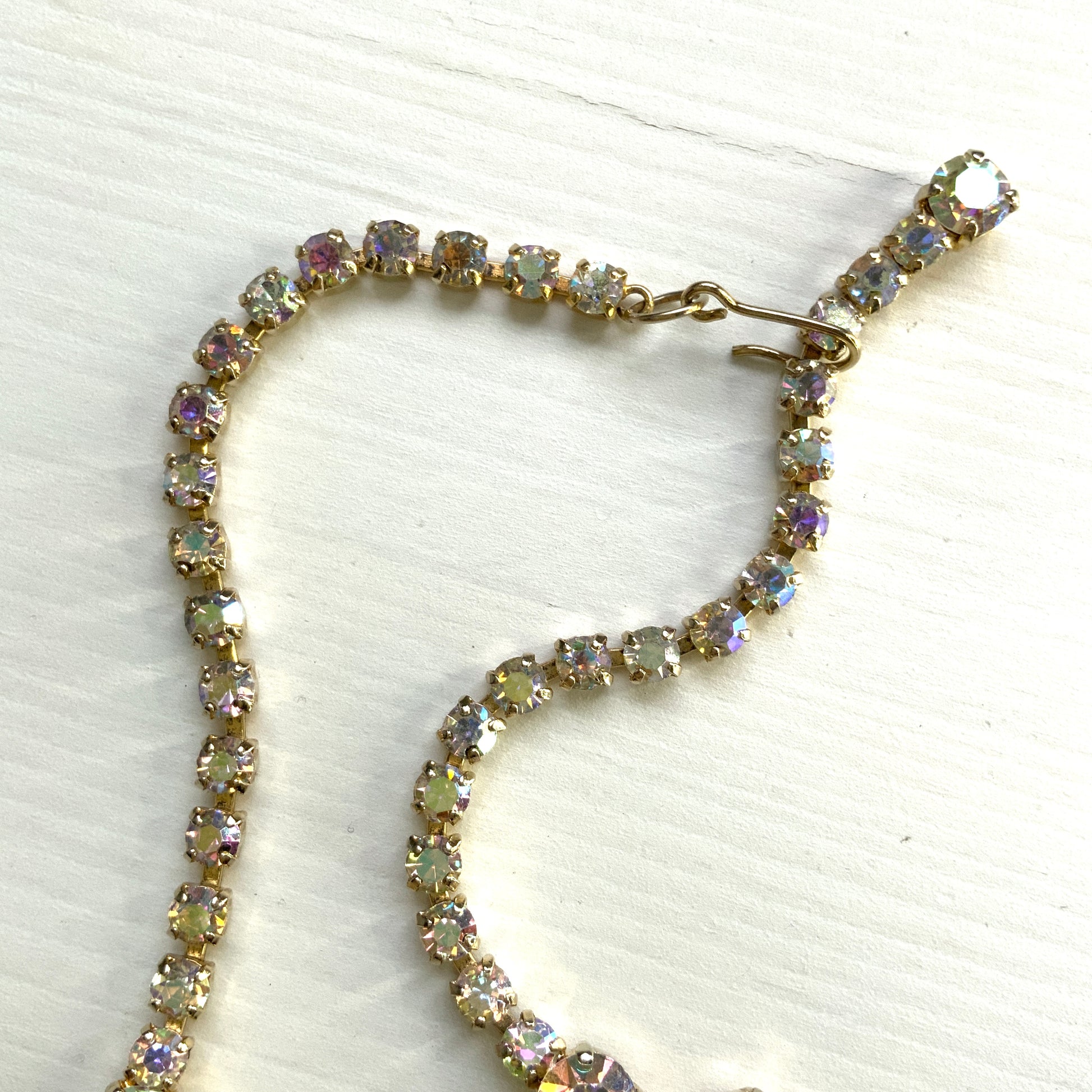  A beautiful choker necklace featuring a row of large, high-quality teardrop-cut aurora borealis rhinestones. ティアドロップのオーロラストーンが連なったチョーカーネックレス。