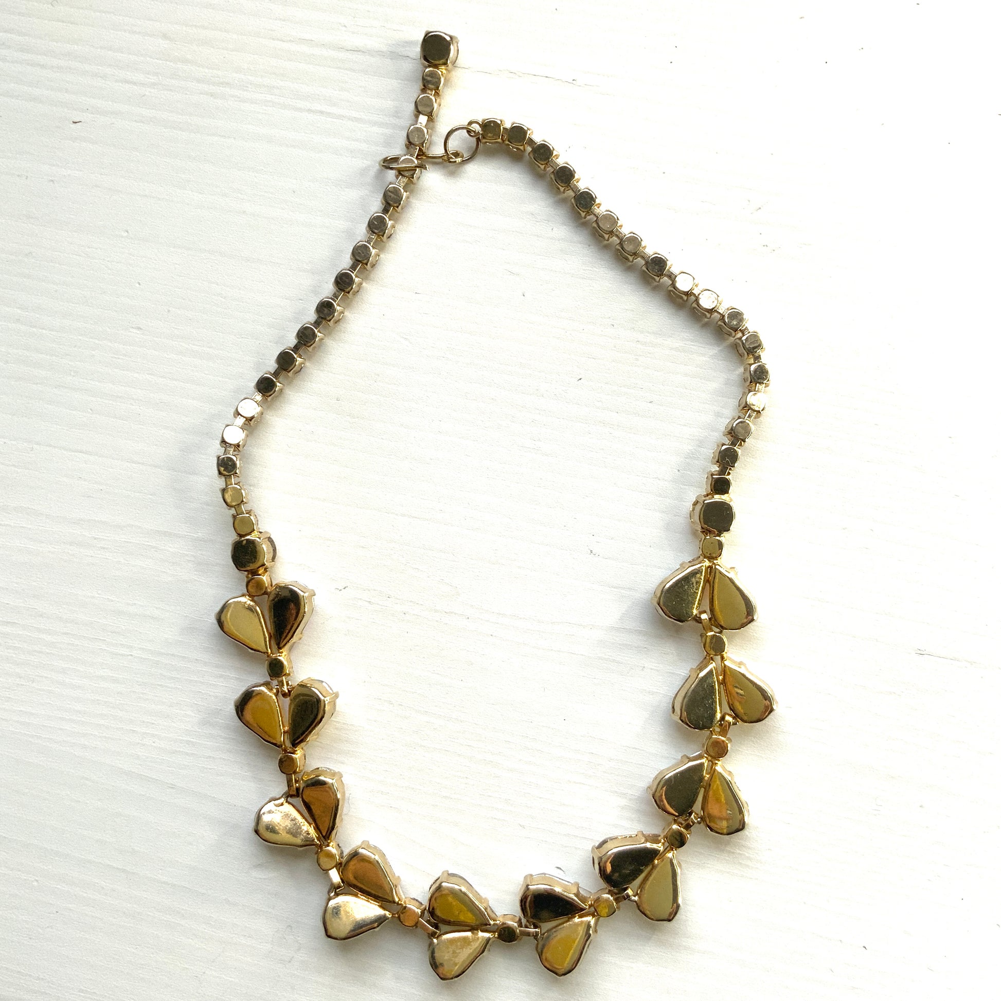  A beautiful choker necklace featuring a row of large, high-quality teardrop-cut aurora borealis rhinestones. ティアドロップのオーロラストーンが連なったチョーカーネックレス。