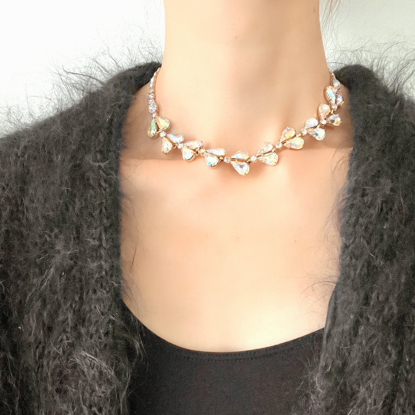  A beautiful choker necklace featuring a row of large, high-quality teardrop-cut aurora borealis rhinestones. ティアドロップのオーロラストーンが連なったチョーカーネックレス。