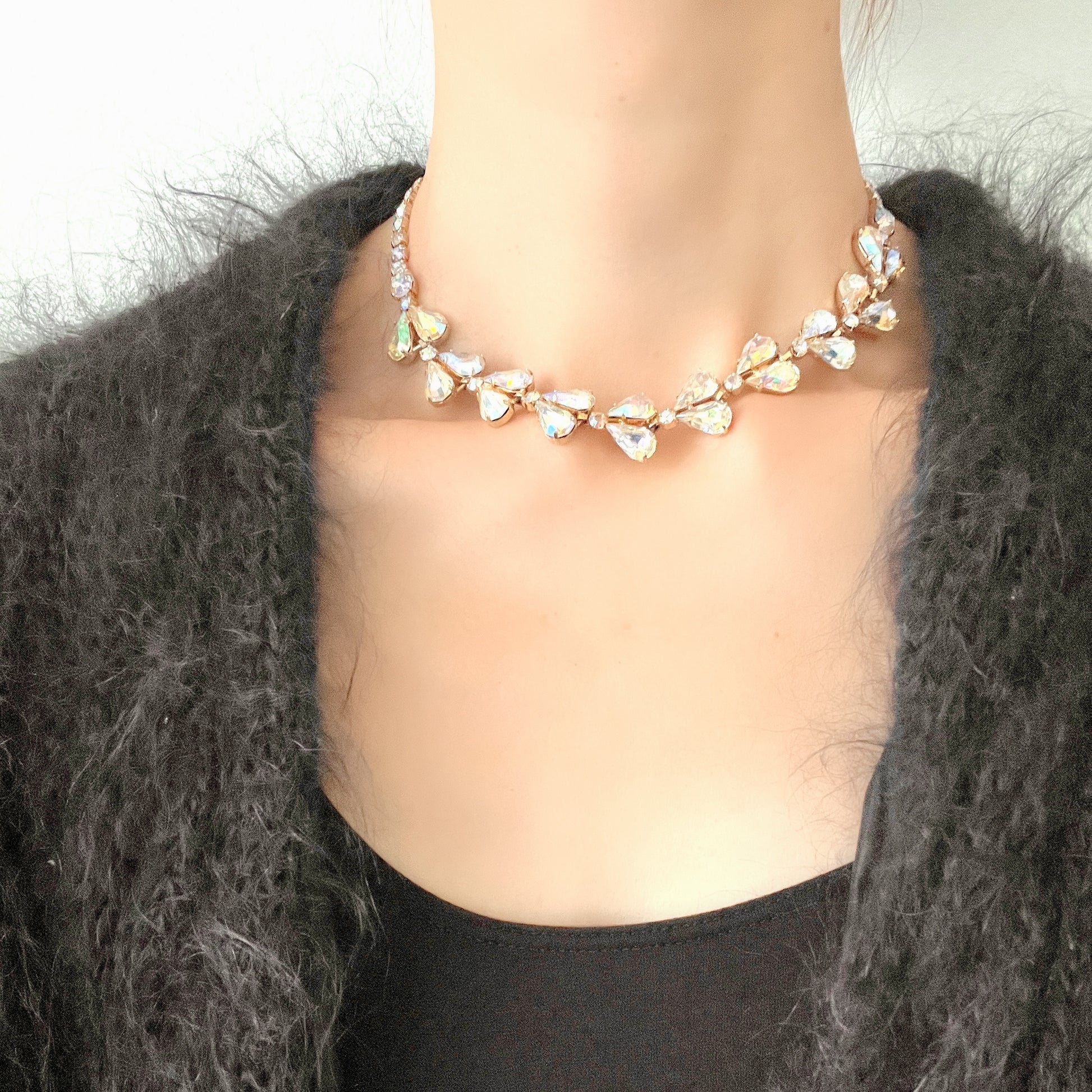  A beautiful choker necklace featuring a row of large, high-quality teardrop-cut aurora borealis rhinestones. ティアドロップのオーロラストーンが連なったチョーカーネックレス。