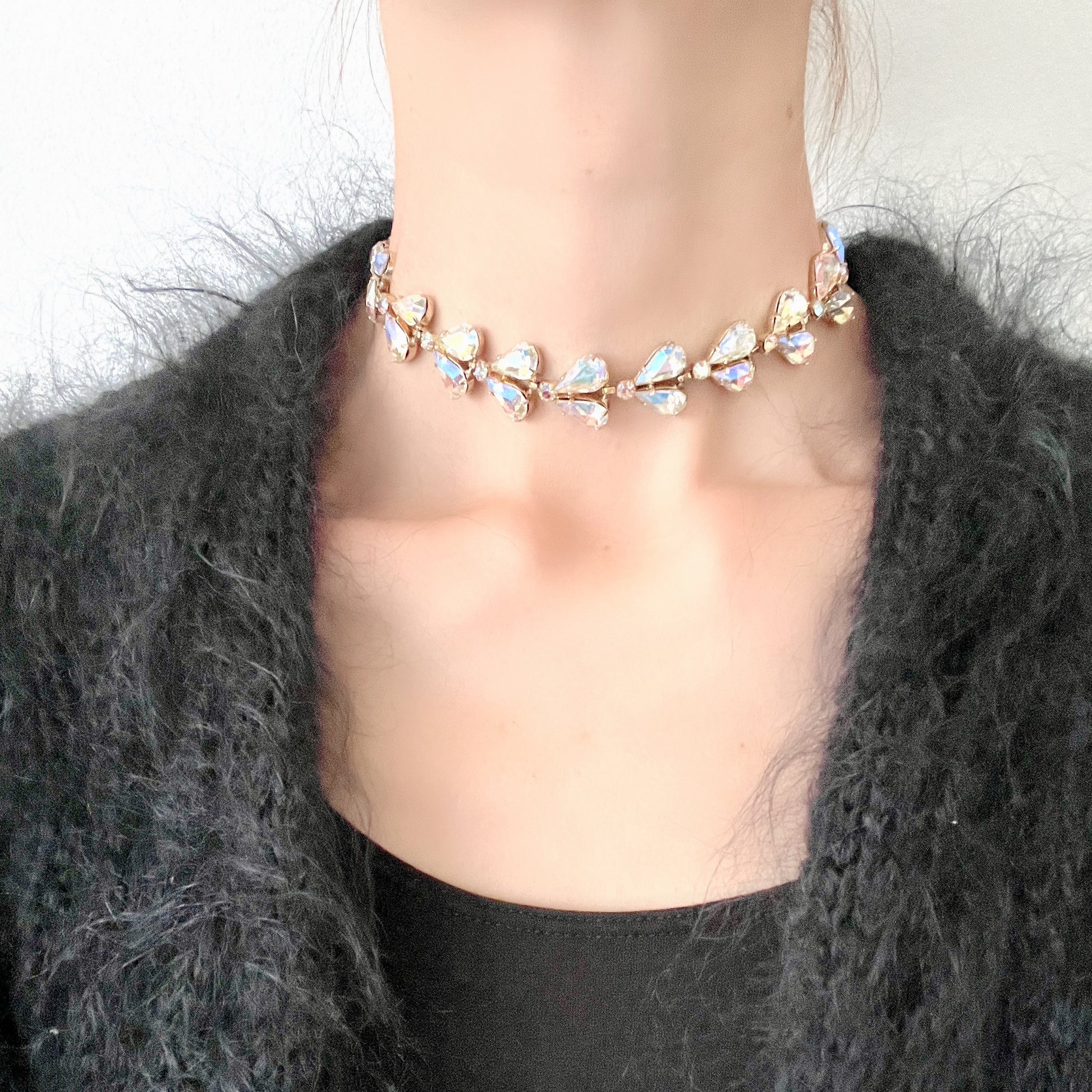  A beautiful choker necklace featuring a row of large, high-quality teardrop-cut aurora borealis rhinestones. ティアドロップのオーロラストーンが連なったチョーカーネックレス。