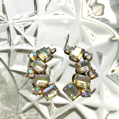 A beautiful pair of vintage clip-on earrings with emerald-cut aurora borealis stones. エメラルドカットの西ドイツ製オーロラストーンイヤリング