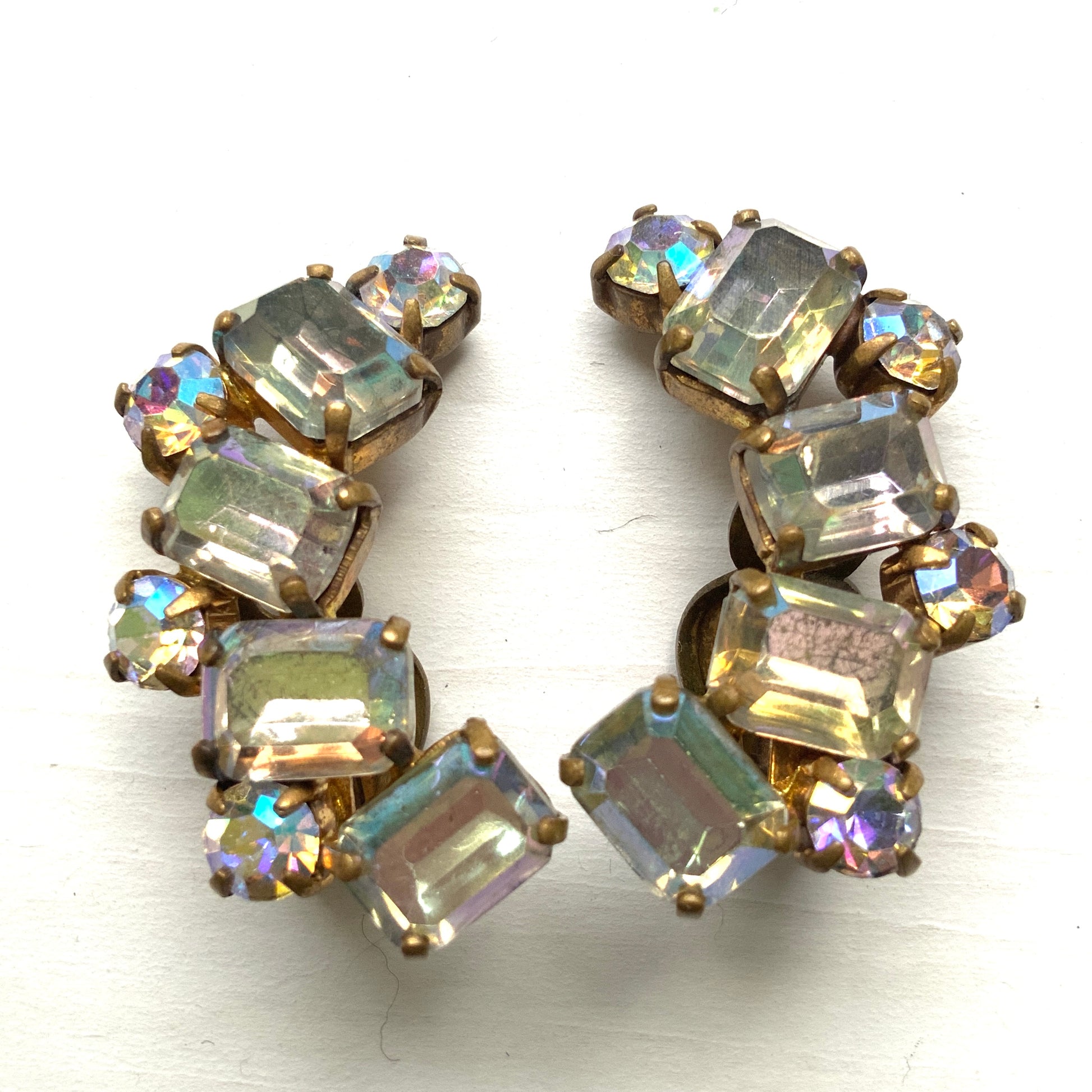 A beautiful pair of vintage clip-on earrings with emerald-cut aurora borealis stones. エメラルドカットの西ドイツ製オーロラストーンイヤリング