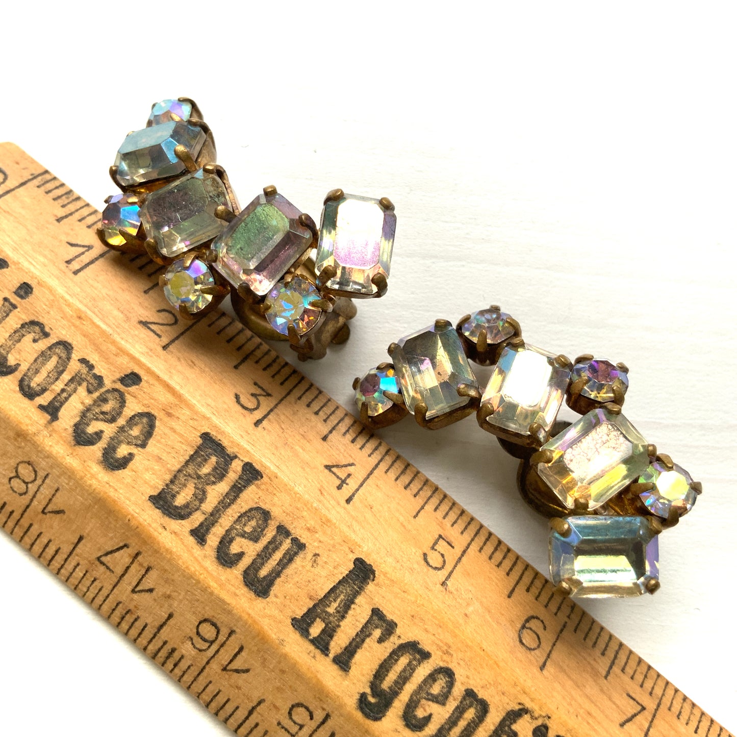 A beautiful pair of vintage clip-on earrings with emerald-cut aurora borealis stones. エメラルドカットの西ドイツ製オーロラストーンイヤリング